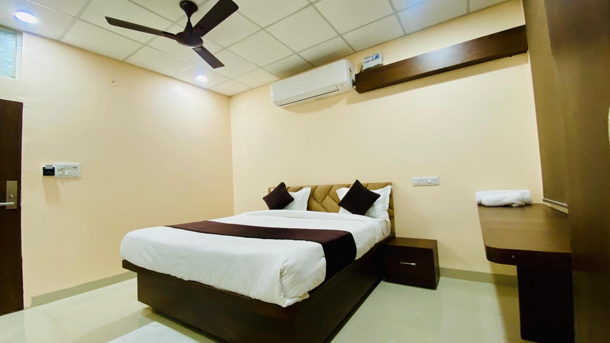 Stay10 B&m Luxury Accomdation Apartment Indore